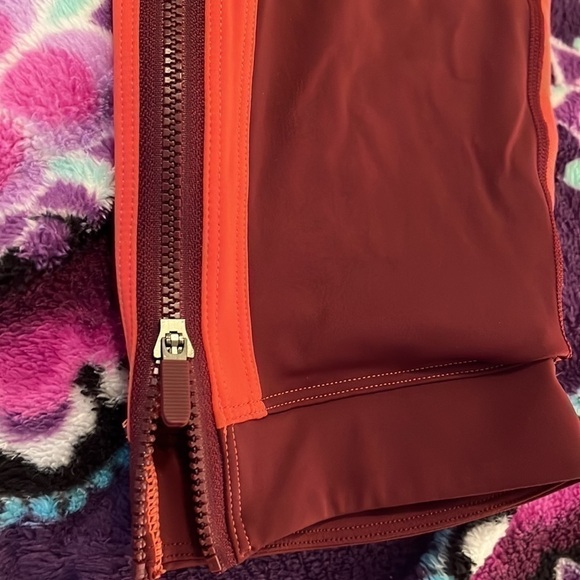 NWT Lululemon Women’s maroon and coral cropped leggings, size 12. - Picture 7 of 7